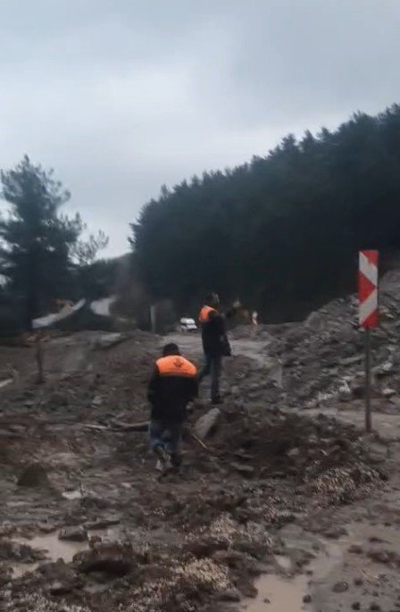 İnebolu-Doğanyurt-Cide karayolu heyelan sebebiyle ulaşıma kapandı