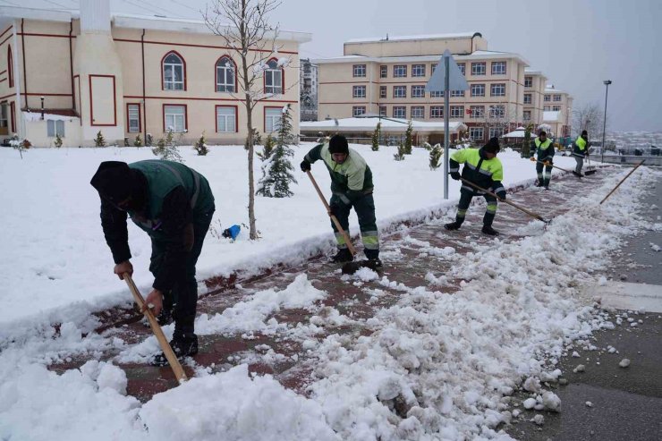 Keçiören’de yaya güvenliği için kar küreme ve tuzlama seferberliği