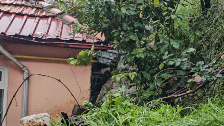 Zonguldak’ta korkutan heyelan; kayalar iki evin üzerine düştü
