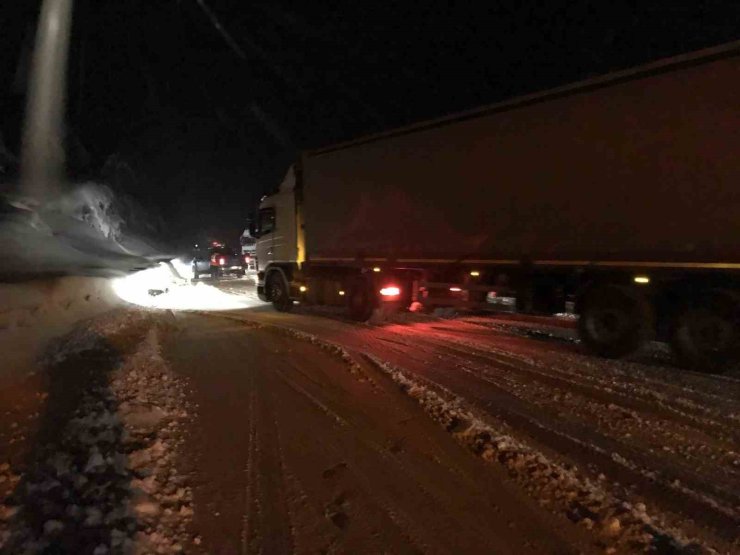 Antalya’da bin 825 rakımlı Alacabel’de kar yağışı başladı