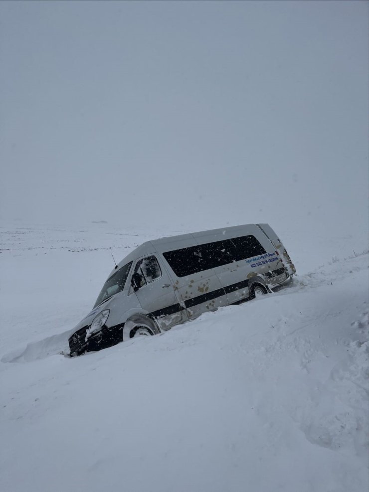 Kara saplanan minibüsteki yolcuları jandarma kurtardı