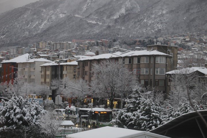 Bursa sabaha beyaz örtüyle uyandı..Ulaşımda aksamalar yaşandı