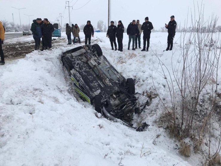 Erzincan’da polis aracı şarampole uçtu: 2 polis yaralandı