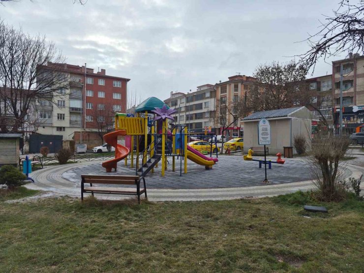 Salıncaklar boş kaldı, park sessizliğe büründü