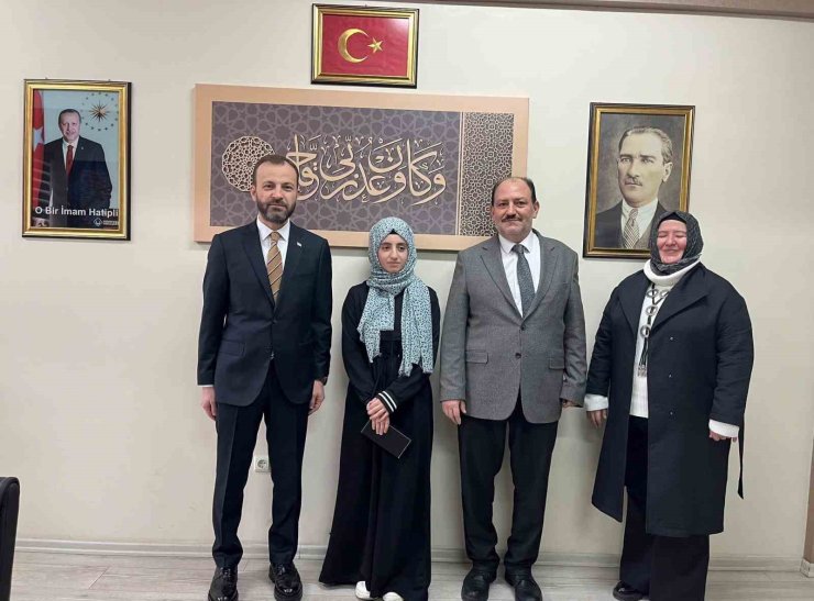 Kitap okuma yarışmasında Türkiye birincisi öğrenci ödüllendirdi