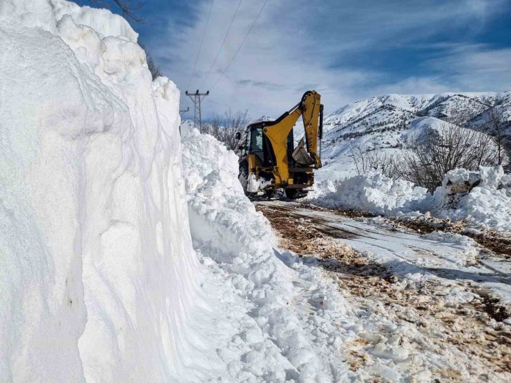 Kırsal mahallelerde karla mücadele devam ediyor