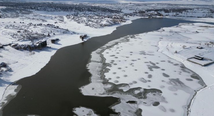 Donan Emre Gölü görüntüsüyle kartpostalları aratmadı