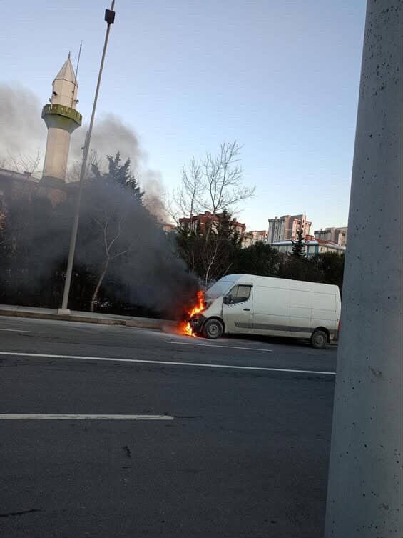 Arnavutköy’de seyir halindeki ticari araç alev aldı, o anlar kamerada