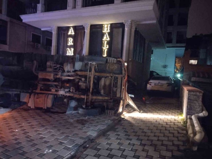 Maltepe’de moloz yüklü kamyonet otomobilin üzerine devrildi