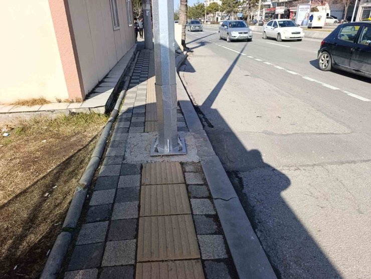 Kaldırımdaki engelli yolu üzerine direk diktiler