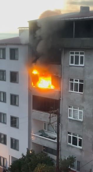 Arhavi’de apartman dairesinde yangın paniği