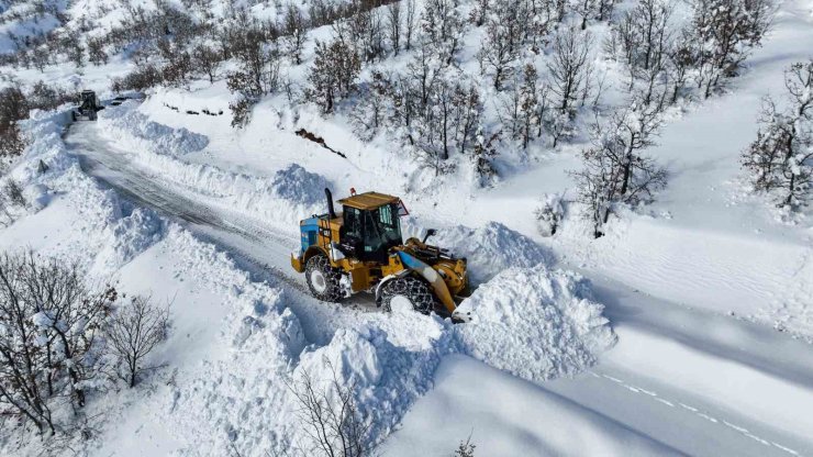 Çüngüş’te bin 500 metre rakımda yollar kardan temizleniyor