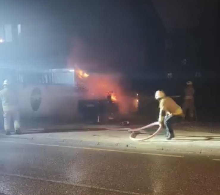 Park halindeki otomobil alev alev yandı