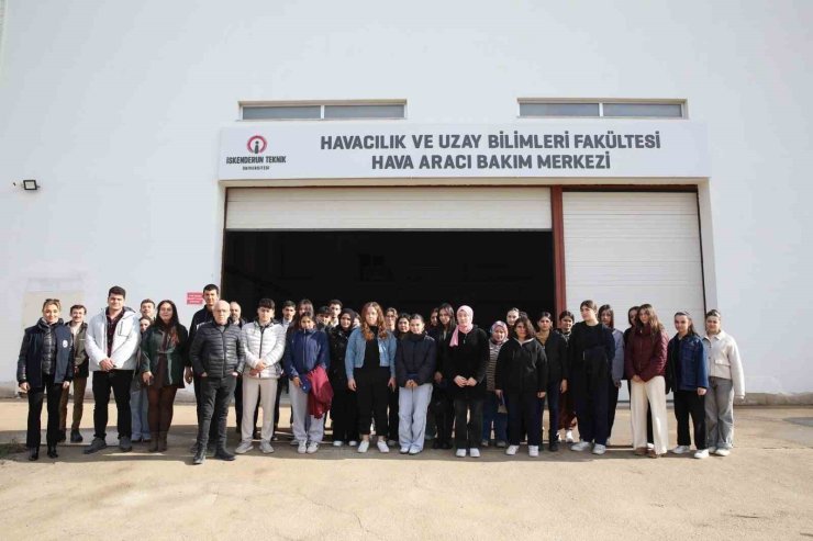 Hatay Büyükşehir Belediyesi’nin kariyer planlama gezileriyle lise öğrencileri üniversiteyi gezdi