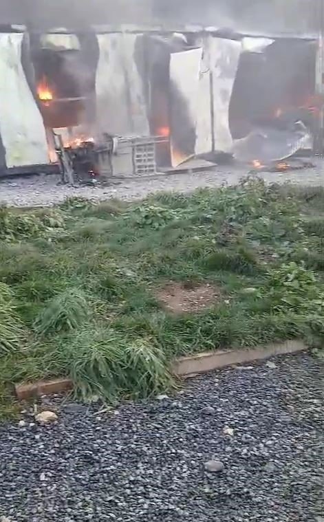 Arnavutköy’de şantiyede yangın paniği: Konteynerler alev alev yandı