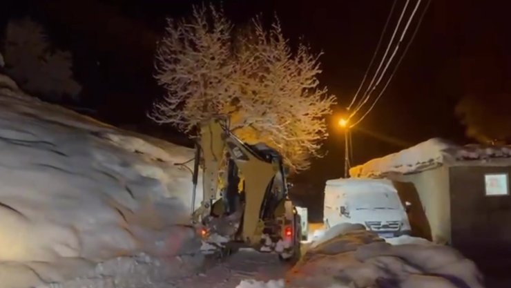 Yolu kapanan köyde ’hasta kurtarma operasyonu’