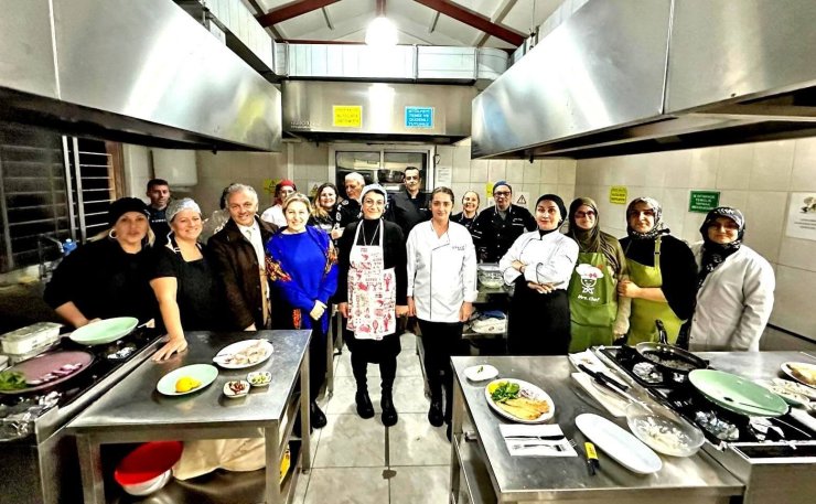 Ödüllü şef, Çeşme’de yeni aşçılar yetiştiriyor