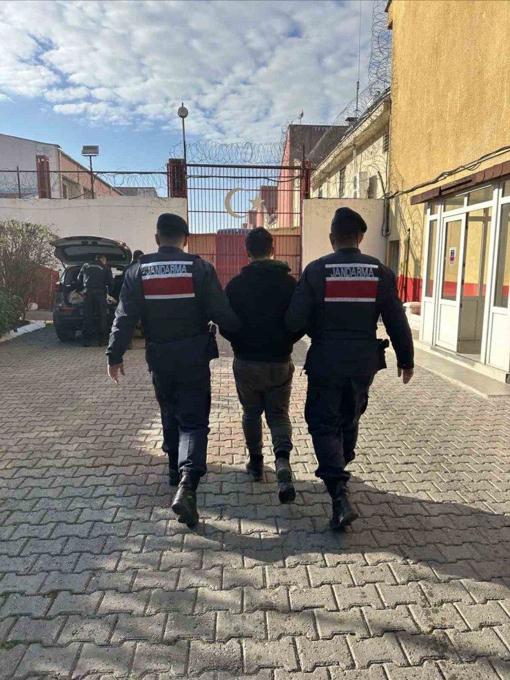 Aranan şahıslar jandarmadan kaçamadı