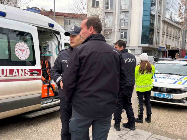 Otomobile çarpmamak için ani fren yapan motosikletli yaralandı