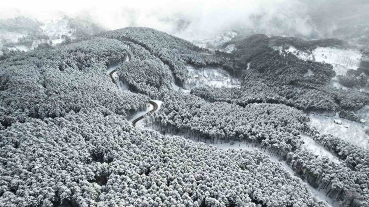 Beyaz örtüyle Uludağ’ın virajları görsel şölene dönüştü