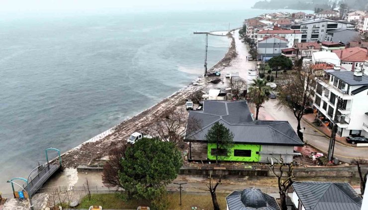 Gölcük Ulaşlı sahilinde taşkınlara karşı dalgakıran çalışması