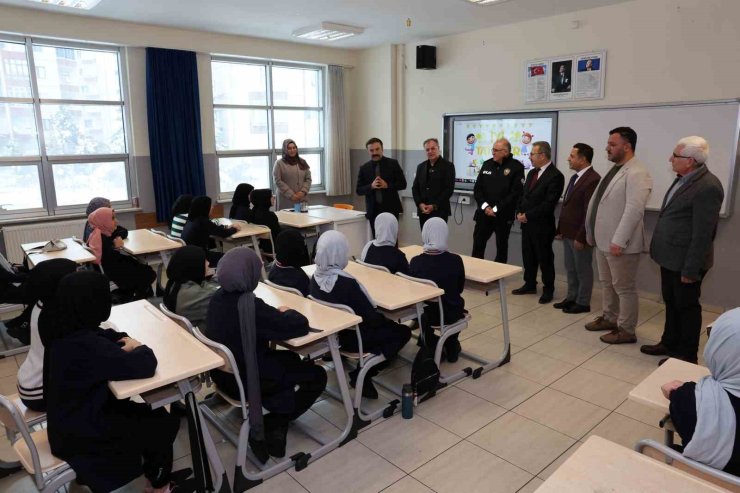 Başkan Özdoğan, öğrencilerin karne heyecanına ortak oldu