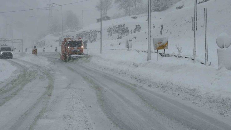 Hopa-Borçka karayolunda kar ve tipi ulaşımı güçleştiriyor