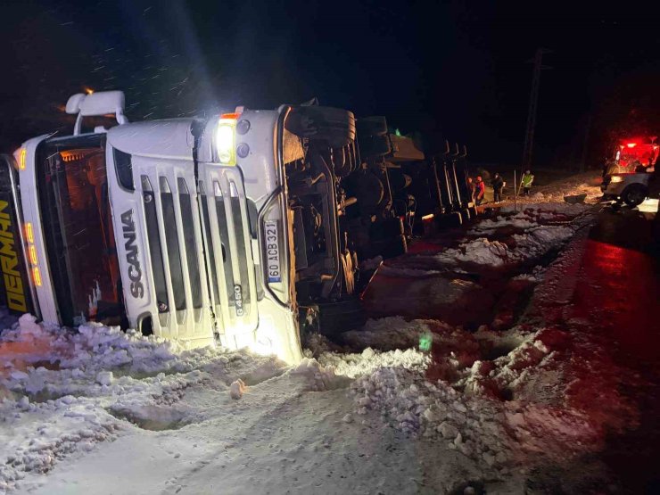 Refahiye’de hayvan yüklü tır kazası: 45 büyükbaş kurtarıldı