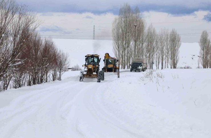 Van’da kardan kapanan 363 yoldan 230’u açıldı