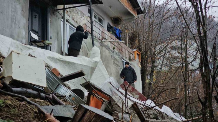 Zonguldak’ta korkutan heyelan: 8 kişilik aile tahliye edildi