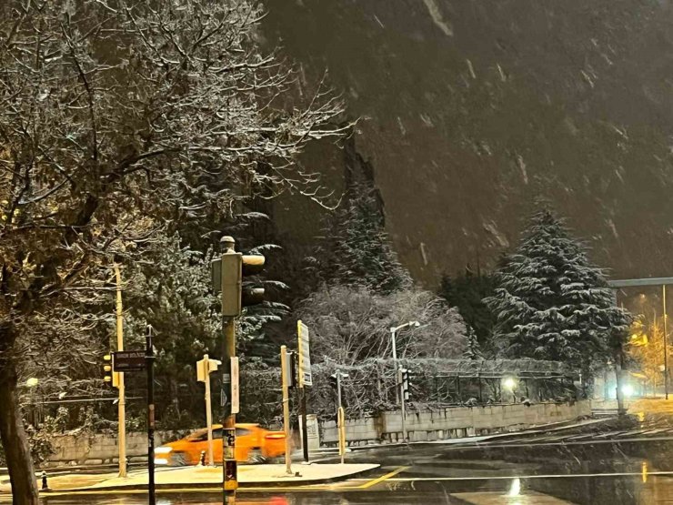 Ankara’da gece saatlerinde kar yağışı etkili oldu