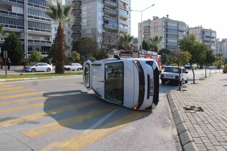 Otomobille çarpışan ticari araç yan yattı: 1 yaralı