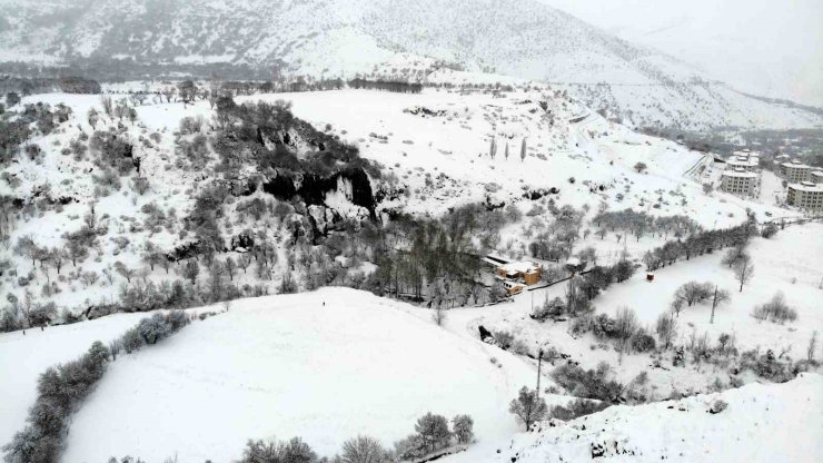 Girlevik Şelalesi’nde kar kalınlığı 20 santimetreye ulaştı