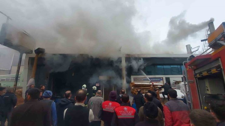 Sanayi sitesinde büyük yangın: 5 kişi hastaneye kaldırıldı