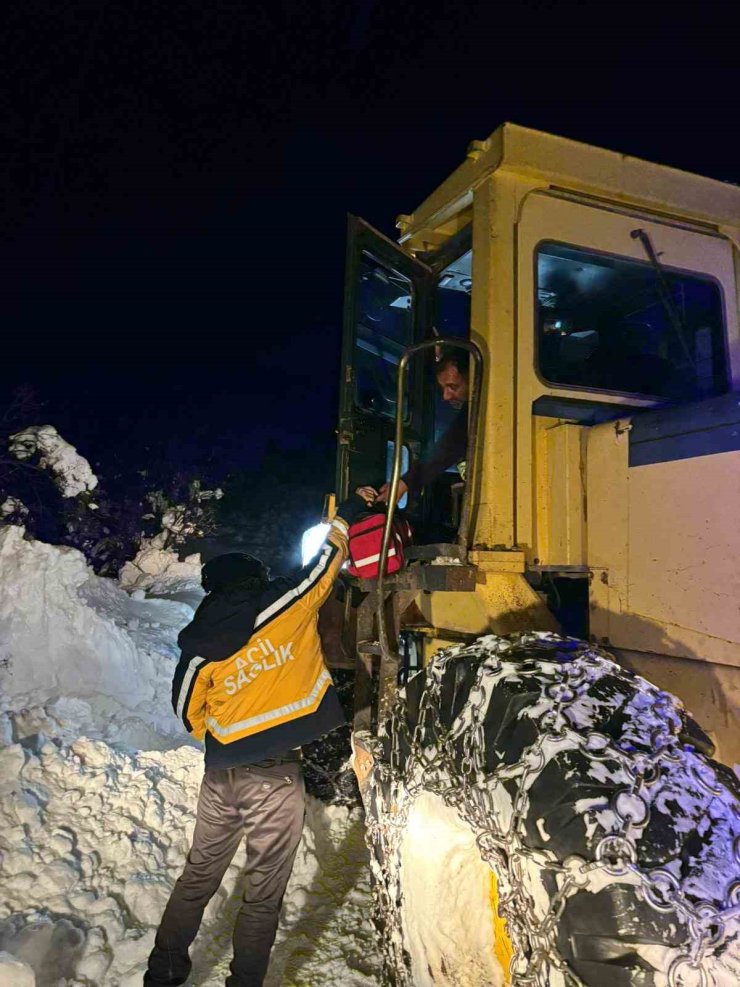 Köyde mahsur kalan çift 5 saatlik çalışma sonucu hastaneye sevk edildi