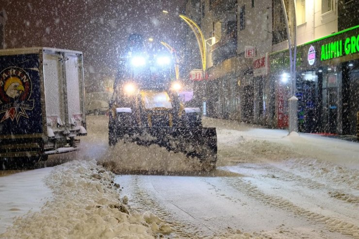 Akdağmadeni Belediyesi ekipleri kar mesaisinde