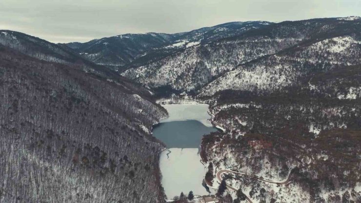 Boraboy Gölü’nün yüzeyi buz tuttu