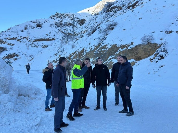 Kemaliye’de grup köy yolunda çığ meydana geldi