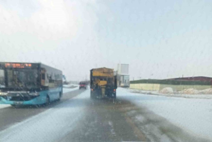Kırıkkale’de yollarda buzlanmaya karşı tuzlama çalışması