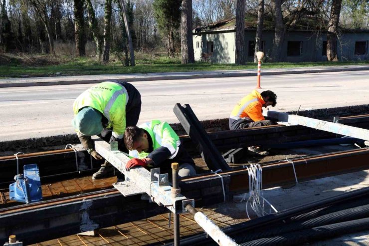 Kartepe tramvay hattında ray döşeme çalışmaları başladı