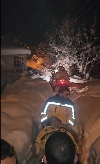 Tunceli’de kapalı yollar aşıldı, ayağı kırılan yaşlı kadın hastaneye ulaştırıldı