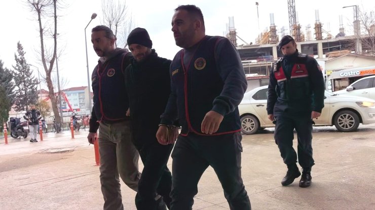 Tekel bayiye tüfekle ateş açıp 2 kişiyi yaralayan cezaevi firarisi yakalandı