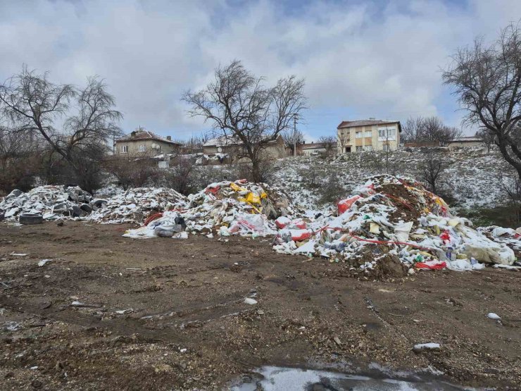 Boş araziye bırakılan atıklar tepeler oluşturdu