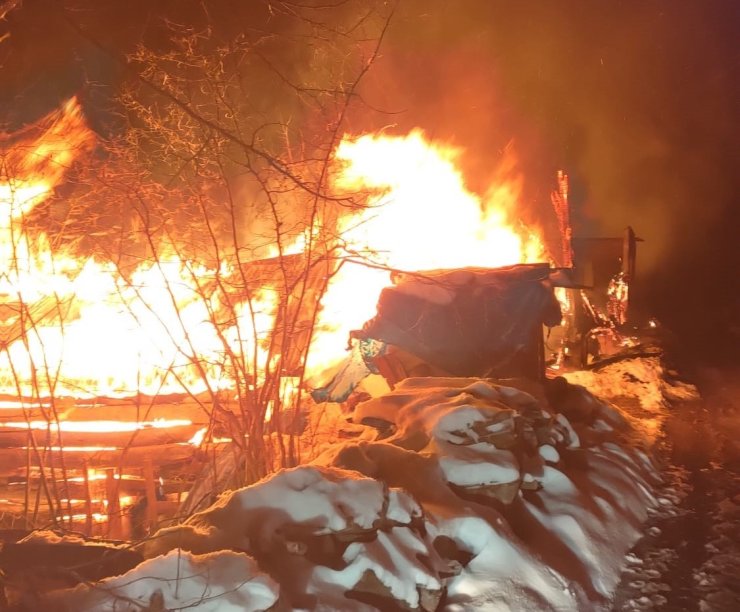 Ordu’da ahşap ev ve samanlıkta yangın