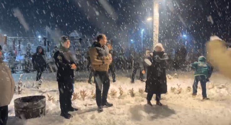 Bartın’da ilçe protokolü vatandaşlarla kartopu oynadı