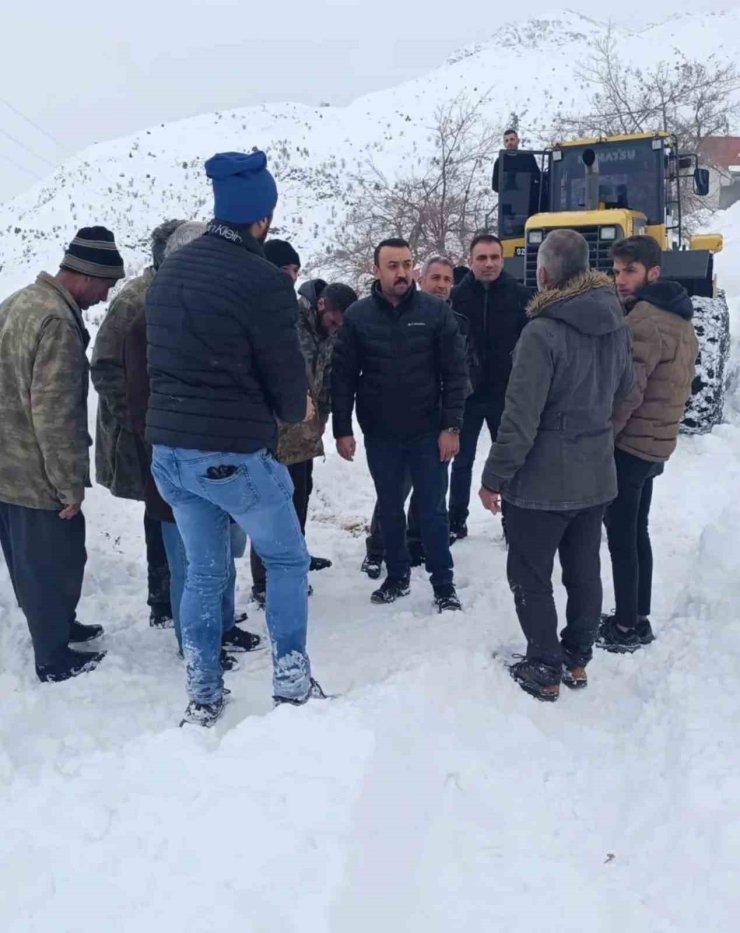 Kaymakam Pelvan, yol açma çalışmalarını inceledi