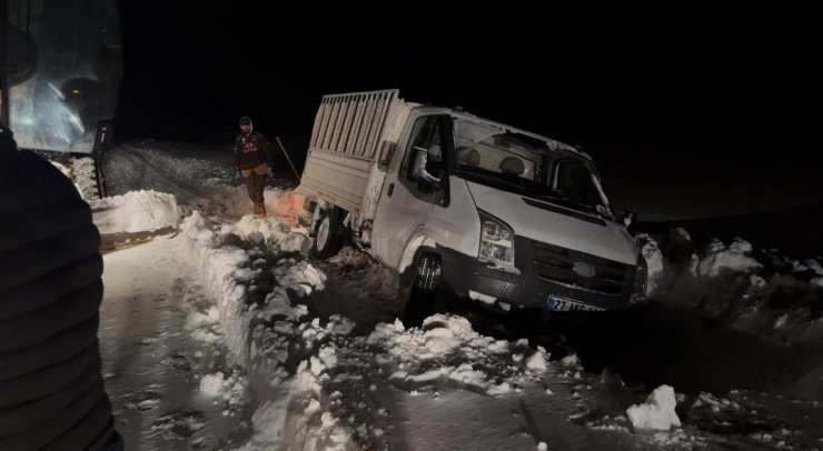 Patnos’ta kar ve tipi hayatı olumsuz etkiliyor