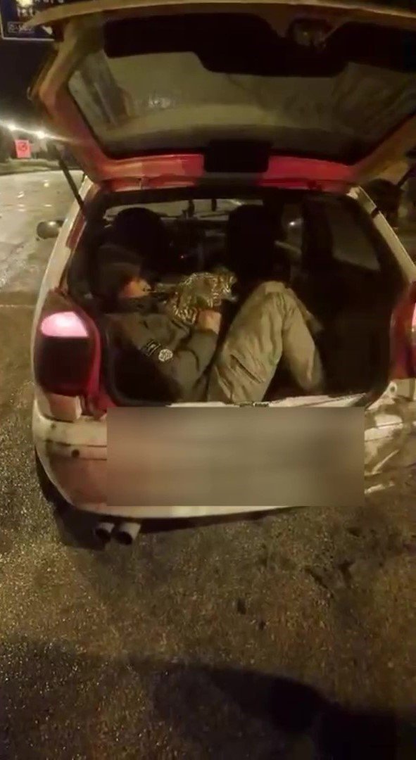 Amasya’da durdurulan otomobilden 5 kaçak göçmen çıktı