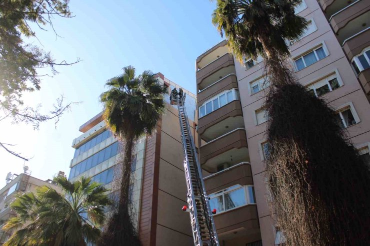 Rüzgar binanın cephesini söktü, facia kıl payı atlatıldı