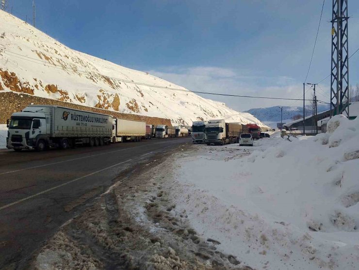 Bingöl-Erzurum kara yolu ağır tonajlı araç trafiğine kapatıldı: Kilometrelerce kuyruk oluştu